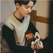 Musicienne et étudiante en master de production musicale, propose des cours de guitare tous niveaux